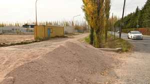 Polémico bloqueo al acceso de un barrio en Cipolletti: intendencia sacará los montículos de tierra