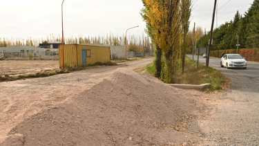 Bloquearon el acceso por calle Los Jacarandás desde Julio Dante Salto. Foto: Flor Salto. 