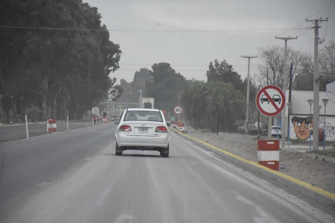La multitrocha de la ruta 7 rumbo a Neuquén tiene cordón cuneta en Centenario (foto Yamil Regules)