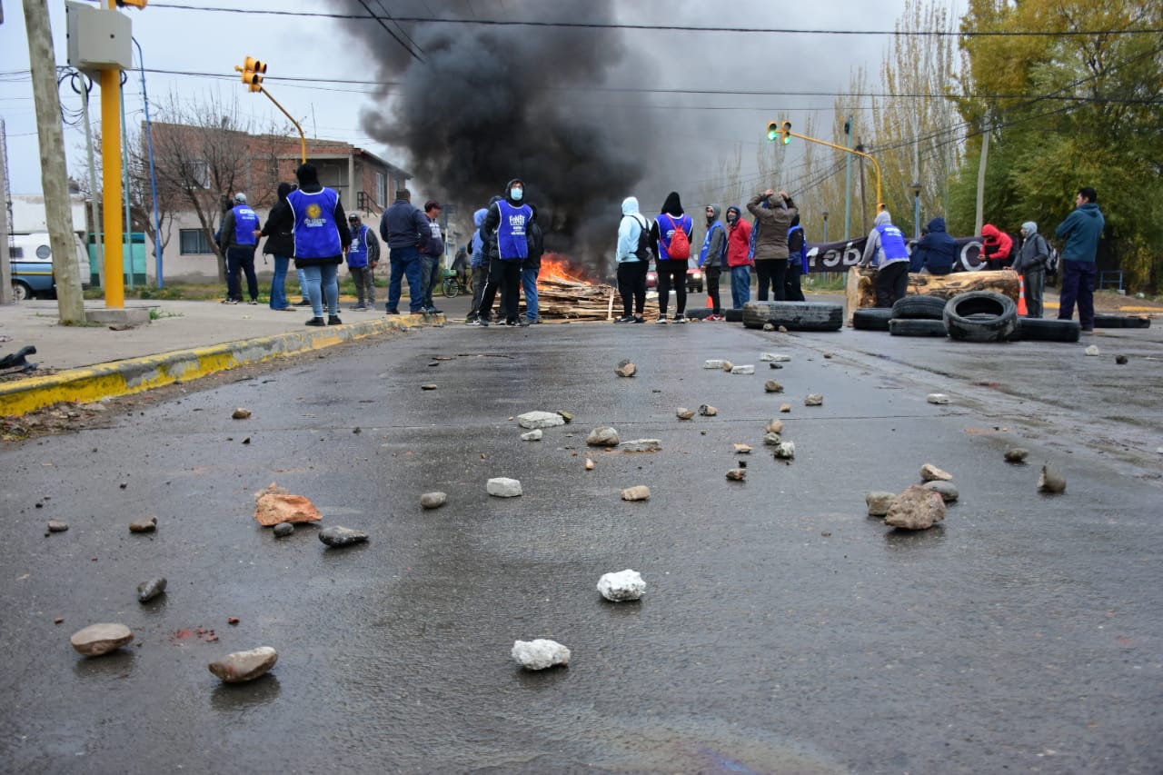 Los manifestantes realizan fogatas en el piquete. Foto Andrés Maripe