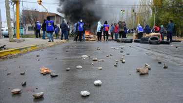 Los manifestantes realizan fogatas en el piquete. Foto Andrés Maripe