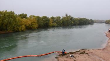 Contaminación por el camión que cayó al río Neuquén: «urge la necesidad de sacarlo»