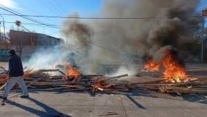 Ante la inminente amenaza de desalojo, siguen los cortes de trabajadores del aserradero en Roca