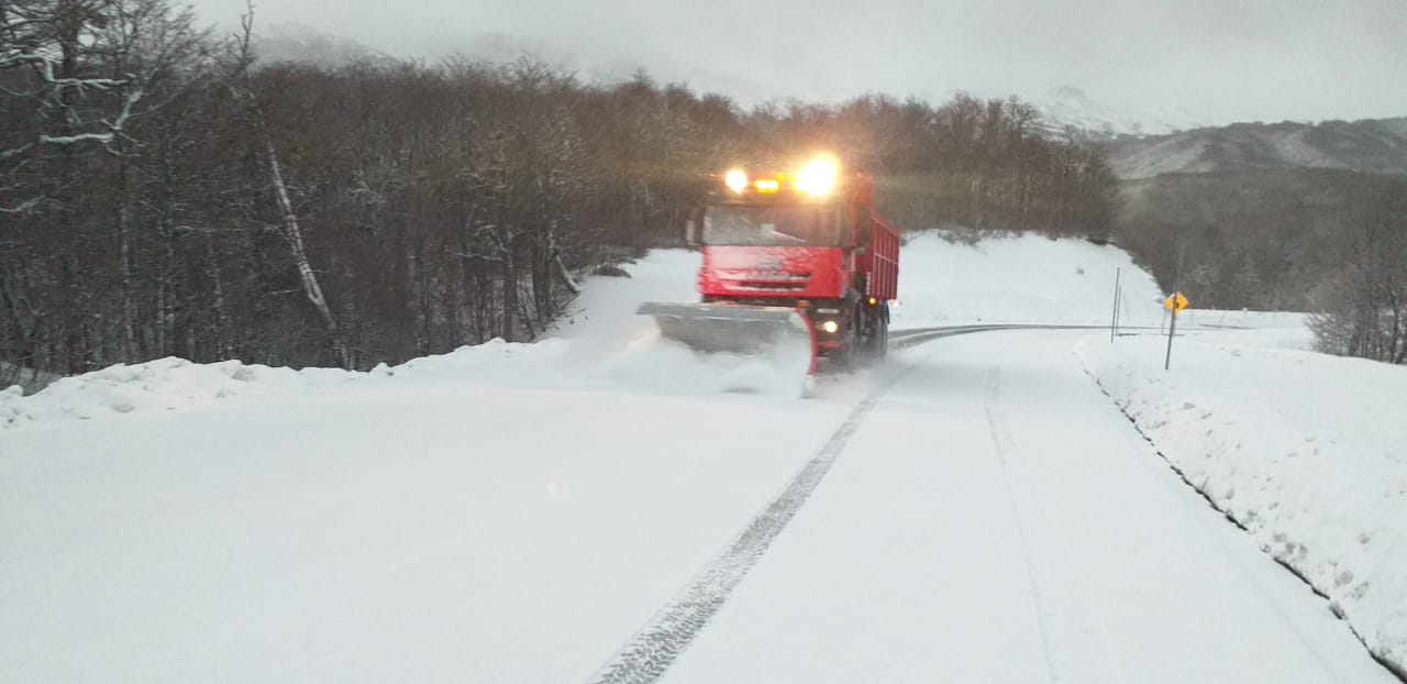 Hoy las máquinas viales realizaron tareas de despeje de nieve en el paso Cardenal Samoré. Foto: Gentileza
