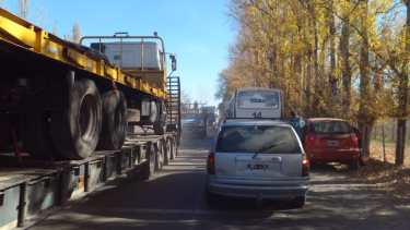 La calle Nahuel Huapi, cerca de la escuela Romagnoli, atestada de vehículos por los cortes de ruta.