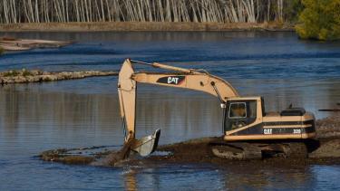 Por la bajante del río Limay se realizan obras de dragado. Foto: Matías Subat 