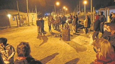 Aseguran que las reuniones sirven para bajar el tránsito de las motos por la zona. A un vecino intentaron venderles las herramientas que les robaron. Foto Andrés Maripe