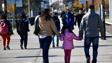 Lo que se reconoce y valoriza son las tareas de cuidado, indispensables para la subsistencia de las personas a lo largo de su vida. Foto Matías Subat.