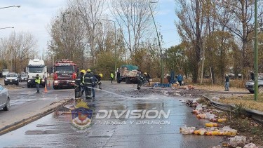 El camión volcó su carga en el acceso Jaime de Nevares. Foto: Gentileza