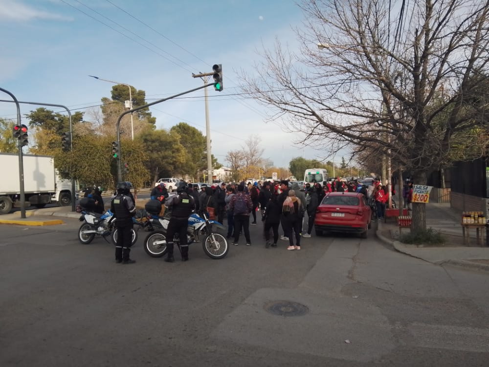 Organizaciones sociales reclaman frente a la sede de Desarrollo Social de Neuquén. Foto: Gentileza