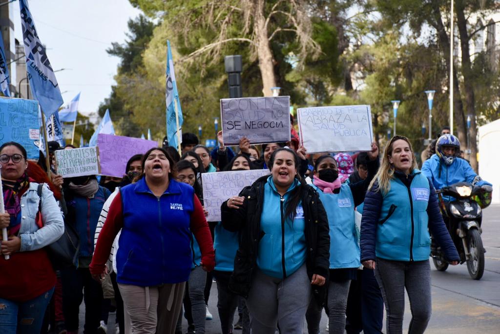 Barrios de Pie organizó una marcha por el centro de Neuquén para terminar con un abrazo simbólico al hospital. (Matías Subat).-
