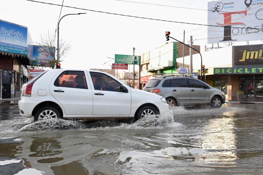 Los autos que pasan por el Bajo de Neuquén mueven las aguas cloacales. (Matías Subat).-