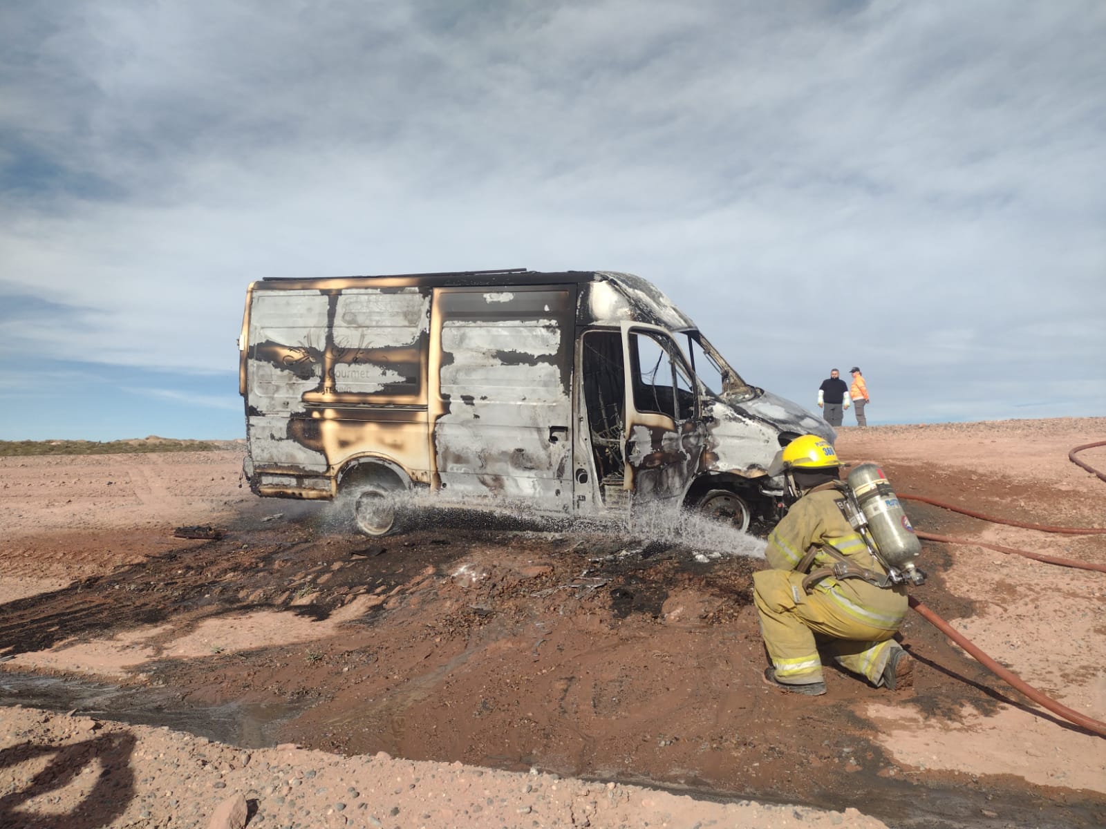 Bomberos Voluntarios contuvieron el incendio del vehículo.  Foto: Rodrigo Ramírez