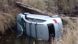 Bomberos rescató a un hombre que cayó con su vehículo al desagüe en Roca