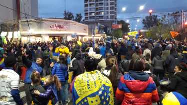 En la tradicional esquina se escucharon los cánticos de la hinchada xeneize. 