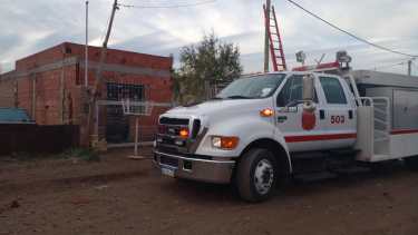 Por un incidente con la calefacción a leña, se incendió una vivienda en zona rural de Roca