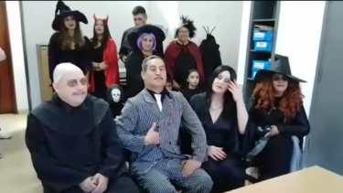 Una pareja asistió a su casamiento disfrazado de Los Locos Adams. Foto: Captura video