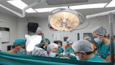 Quirófano el hospital Castro Rendón, con luz cialítica tenue, deben asistir con otros reflectores (gentileza)