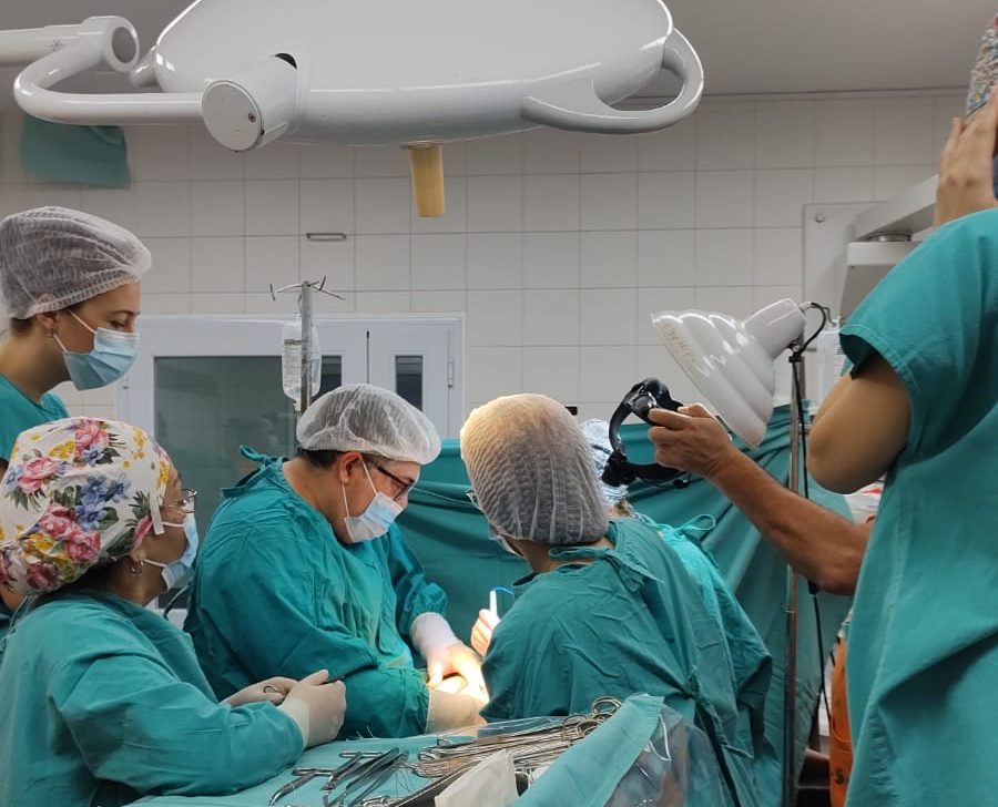 En el quirófano del hospital Castro Rendón, con luz quirúrgica tenue, tuvieron asistir con otros reflectores (Archivo gentileza)
