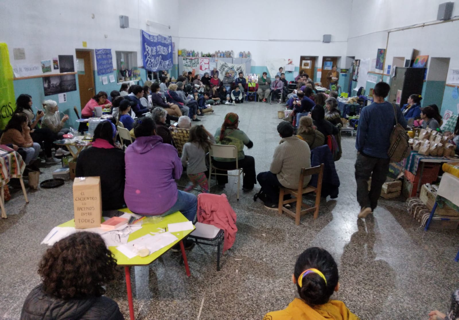 Asambleas ambientalistas de la región se reunieron en la escuela de Cuatro Esquinas de Cipolletti (foto Gentileza)