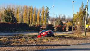 Perdió el control de su auto y terminó dentro de un canal de riego en Roca