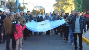 La jornada comenzó con el izamiento del pabellón nacional. Foto gentileza Municipalidad de Allen