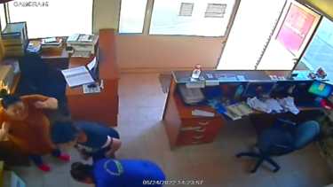 No es la primera vez que bomberos de Centenario salvan la vida de menores con maniobras de primeros auxilios. Foto: Captura video