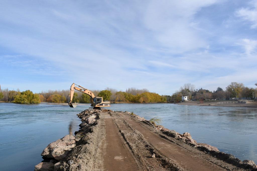 La famosa escollera del río Limay está siendo extendida nuevamente, esta vez, 40 metros. (Foto Matías Subat).-