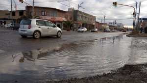 Una pérdida de agua inundó calle La Plata y llegó hasta Stefenelli en Roca