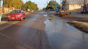 La perdida se originó en calle República Dominicana, pero llegó hasta Stefenelli. Foto César Izza
