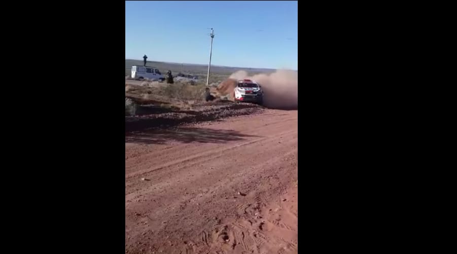 Un fanático del público se ubicó en una de las curvas del circuito del Rally Argentino y casi lo embiste un auto. Foto: Captura vdeo