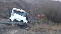 Imagen de Después del choque fatal, el camión sigue atascado en la cordillera de Neuquén porque es de Chile