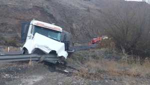 Después del choque fatal, el camión sigue atascado en la cordillera de Neuquén porque es de Chile