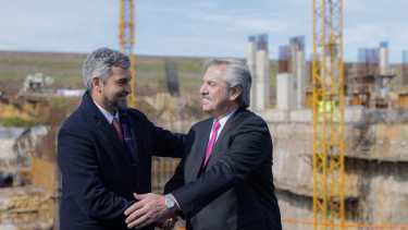 Fernández y Abdo recorrieron el proyecto que permitirá ampliar la capacidad de la hidroeléctrica Yacyretá. (Foto prensa presidencia).-