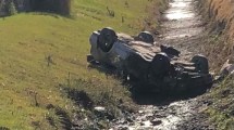 Imagen de Intentó rebasar a otro auto, perdió el control y terminó en un desagüe en Roca