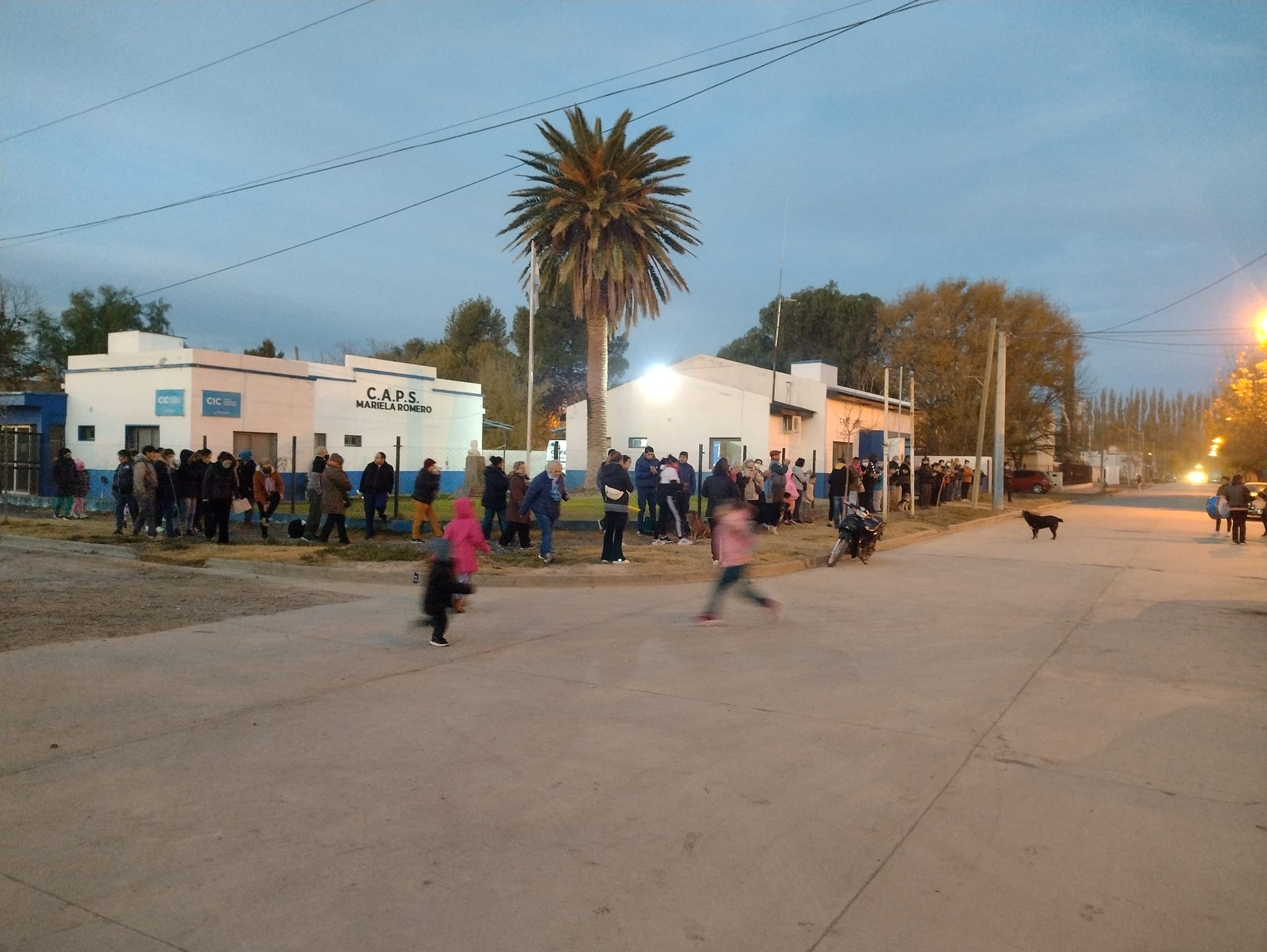 Los vecinos de Godoy hicieron un abrazo al Centro de Salud para reclamar por el nombramiento de médicos permanentes. (Foto gentileza)