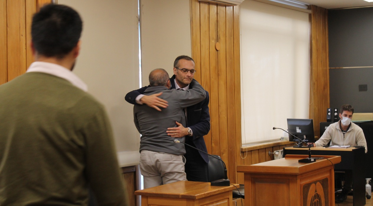 Jorge Olguín se abraza con su defensor particular, Sebastián Arrondo, tras escuchar este miércoles la sentencia que lo absolvió.  (Foto gentileza)