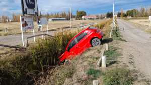 El test de alcoholemia le dio 5,79 y superó el récord mundial: cayó con el auto a un canal en Plottier