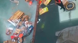 «Rescatan» la mercadería del camión que cayó del Tercer Puente al río Neuquén