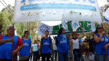 Los docentes universitarios piden reabrir las paritarias.