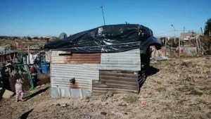 Consiguió una casa transitoria para vivir con sus tres hijos luego de quedarse en la calle en Roca