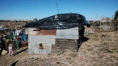 Consiguió una casa transitoria para vivir con sus tres hijos luego de quedarse en la calle en Roca