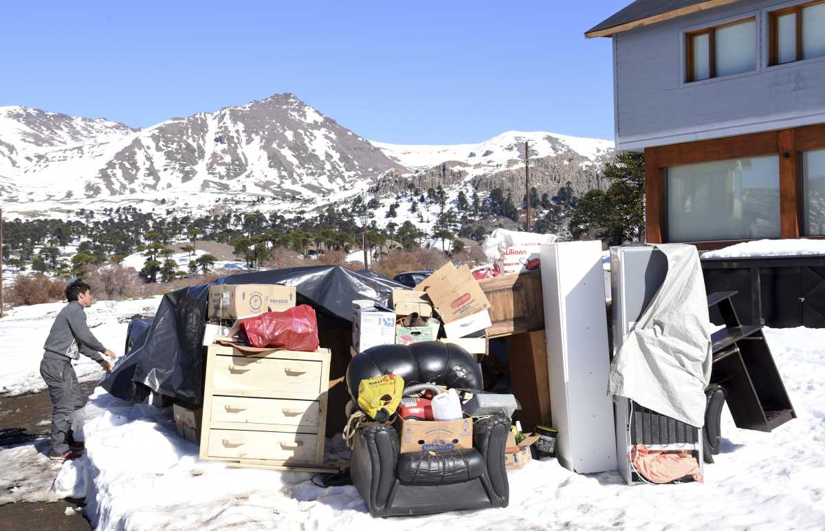 Las pertenencias que se encontraban húmedas y arruinadas después de estar en la nieve, las trasladaron en un camión. Foto: Archivo