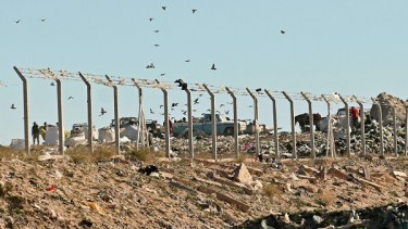 El Complejo Ambiental Neuquén que en su momento estaba retirado de la ciudad de Neuquén ahora quedó rodeado de nuevos barrios. (Florencia Salto)