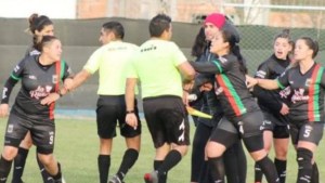 Un árbitro fue golpeado por las jugadoras de un equipo durante un partido de fútbol femenino