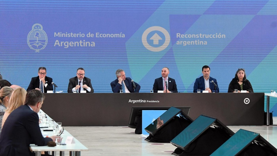 El presidente Alberto Fernández junto al ministro de Economía Martín Guzmán encabezaron un acto en Casa de Gobierno. 