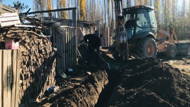 Esta semana se comenzó a trabajar en la ampliación de la red de gas en el barrio Paraíso de Huergo. (Foto Néstor Salas)