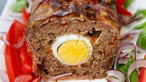 Pan de carne relleno y envuelto en panceta