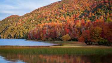 Ruta 40 en otoño. Vista del lago Falkner en una salida desde San Martín de los Andes, El turismo protagonizará el Hot Sale Foto: Patricio Rodríguez