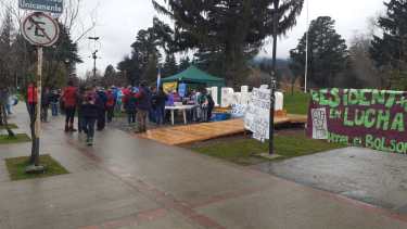 En la Plaza Pagano de El Bolsón, los trabajadores de la salud realizan un acampe. Foto: gentileza